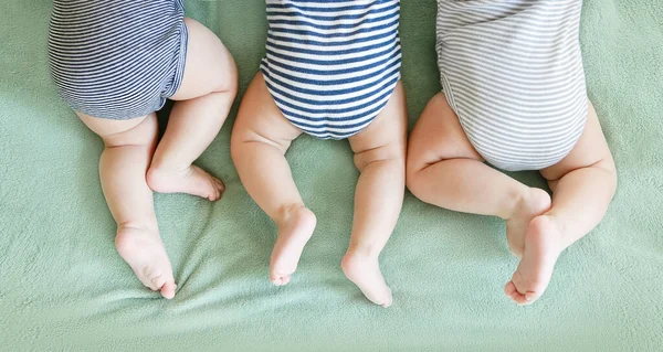 Neugeborene Drillinge Liegen Auf Bauch Auf Decke — Stockfoto