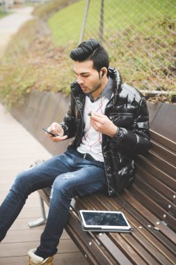 bankta iş adamı şarkı tablet ve akıllı telefon