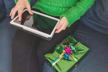 dokunarak tablet ekranda kadın