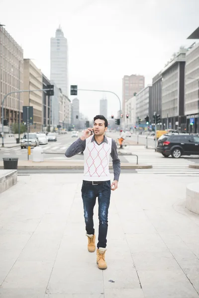 Affärsman promenader genom staden — Stockfoto