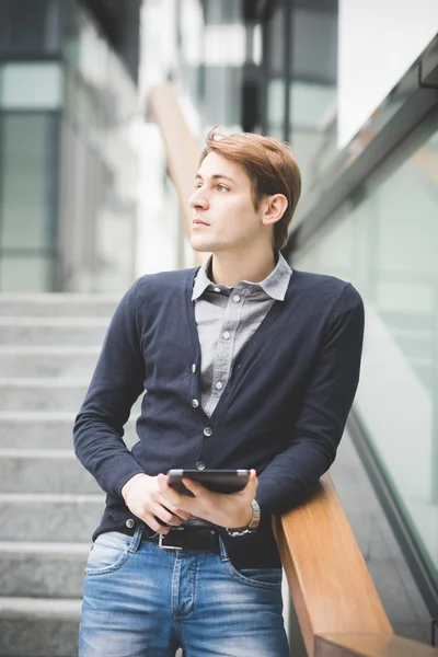 Hombre de negocios usando tableta en la ciudad — Foto de Stock