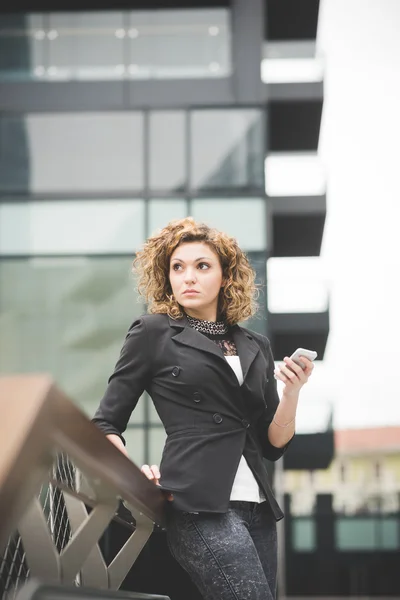 Geschäftsfrau mit Smartphone und Tablet — Stockfoto