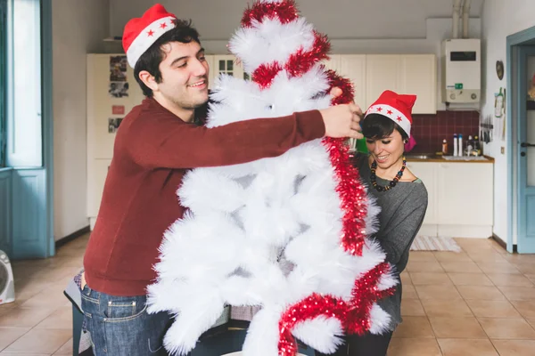 Pareja decorando árbol de Navidad — Foto de Stock