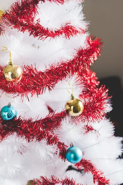 Bílá vánoční strom — Stock fotografie