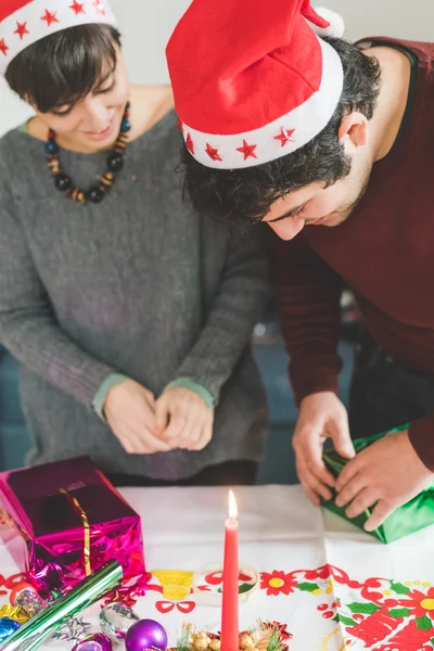 カップルのクリスマス プレゼントをラッピング — ストック写真