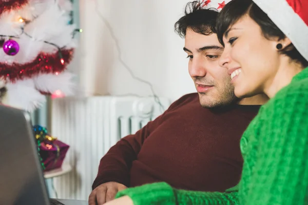 Couple using computer — Stock Photo, Image