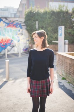 Kız şehirde yürüyüş