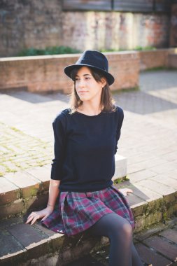 merdiven üzerinde oturan kadın 