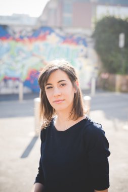 beyaz kız kameraya bakıyor