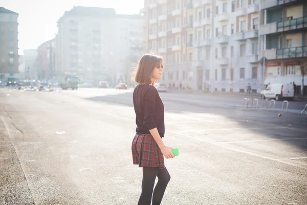 Woman walking trough streets — Stockfoto