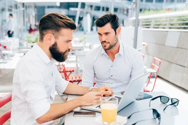 Business men in bar, using laptop — Stockfoto