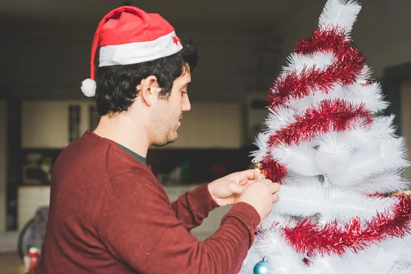 Man decorating christmas tree — Stock Photo, Image