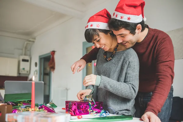 Coppia avvolgendo regalo di Natale — Foto Stock