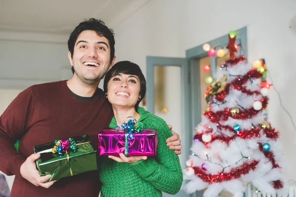 Pareja sosteniendo un regalos —  Fotos de Stock