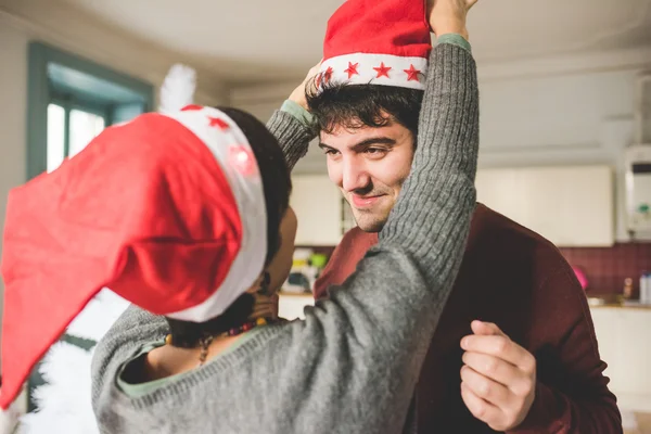 Pár na sobě nosí klobouky z Santa Clause — Stock fotografie