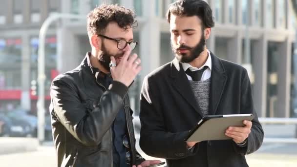 Affärsmän använder tablet pratar och diskuterar — Stockvideo