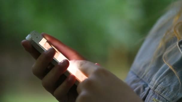 Manos de niña golpeando y desplazando la pantalla del teléfono inteligente — Vídeo de stock