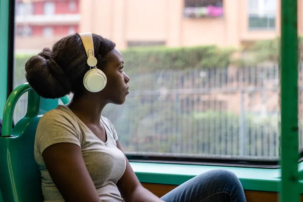 Femeie ascultând muzică călătorind cu autobuzul — Fotografie, imagine de stoc