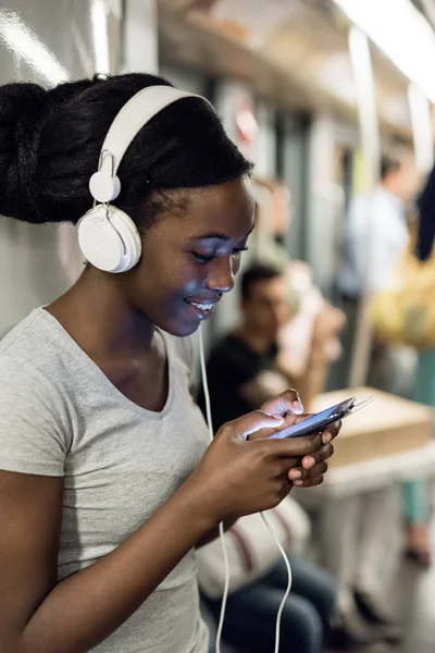 Wanita mendengarkan musik dengan headphone — Stok Foto