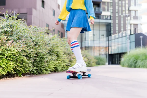 Frau skateboardet in der Stadt — Stockfoto