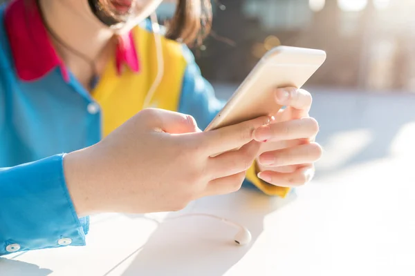 Mujer sosteniendo un teléfono inteligente, tocando —  Fotos de Stock