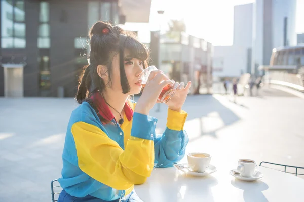 Woman sitting outdoor in bar — Stock Photo, Image