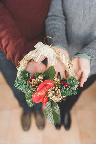 Paar hält und zeigt Kronenschmuck — Stockfoto