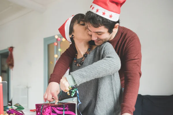 Coppia avvolgendo regalo di Natale — Foto Stock