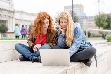 şehirde dizüstü kullanan kadın