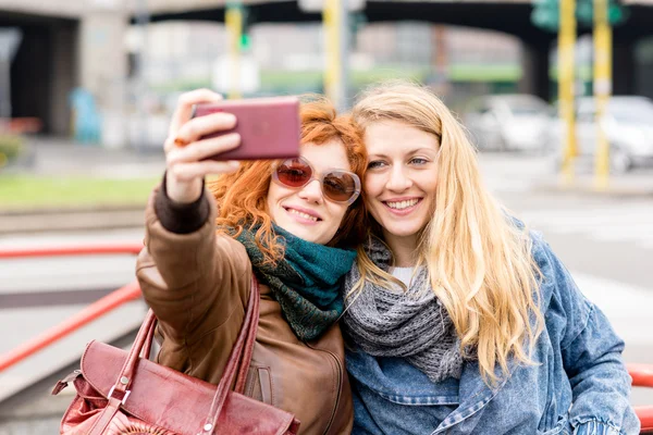 Kobiety, które są odkryte w mieście — Zdjęcie stockowe