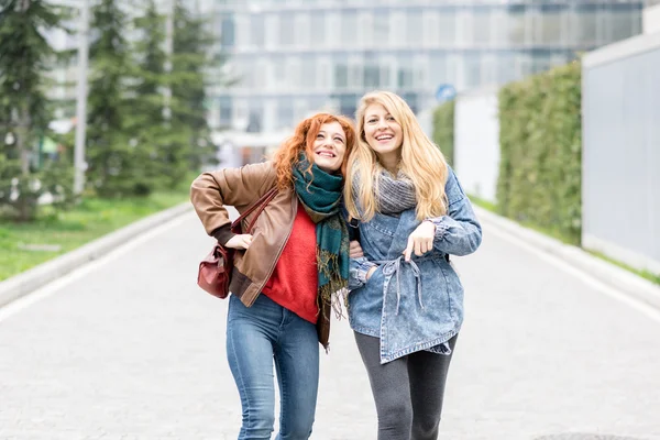 Kvinnor vänner promenera utomhus — Stockfoto