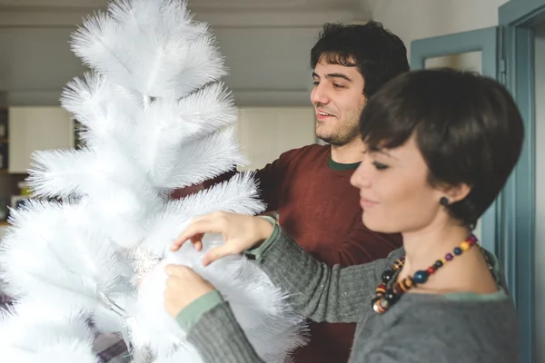 Paar packt Weihnachtsbaum aus — Stockfoto