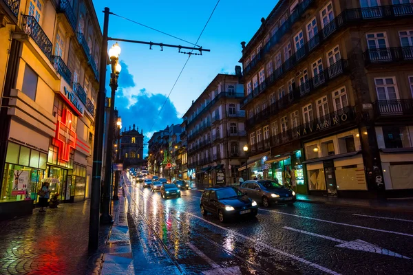 Vista nocturna de una calle congestionada en Puerto — Foto de Stock