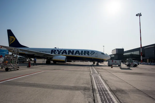 Avião Ryanair no aeroporto de Milão — Fotografia de Stock