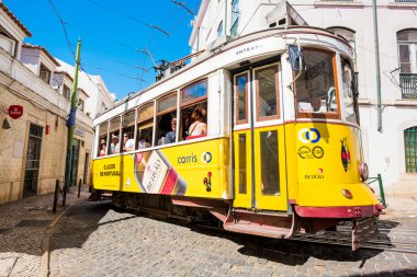 Eski sarı tramvay Lisbona sokak