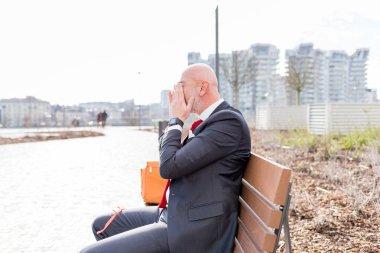 bir bankta oturan işadamı 