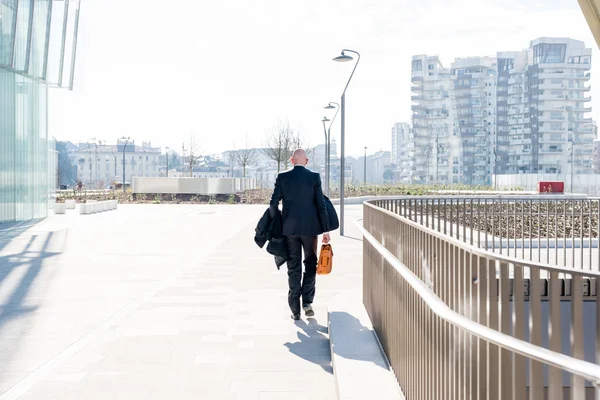 Affärsman holding portfölj promenader — Stockfoto