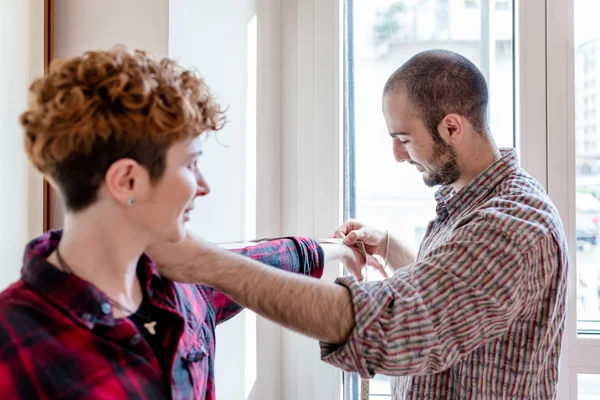 Modedesignerin arbeitet an Kleidungsstück am Modell — Stockfoto