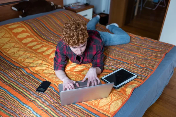 Lesbische Frau nutzt Computer und Tablet — Stockfoto
