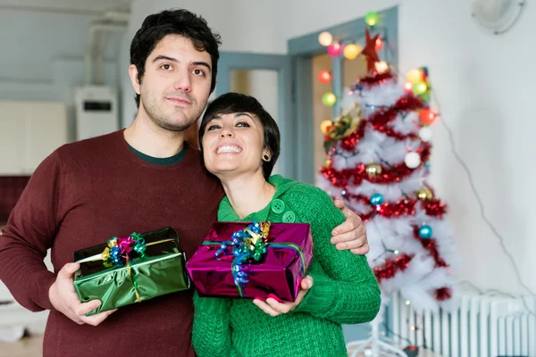 Holding bir hediye her çift — Stok fotoğraf