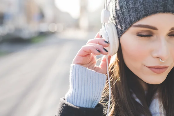 Kvinna lyssna musik med hörlurar — Stockfoto