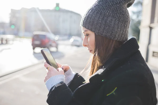 Femme utilisant un smartphone — Photo