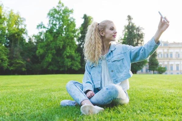 Kobieta robi selfie w parku — Zdjęcie stockowe