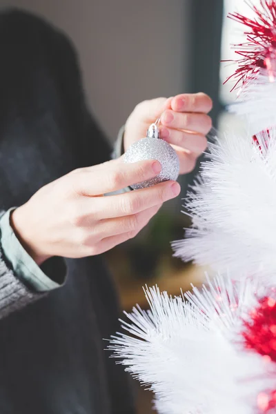 Žena zdobení vánoční stromeček — Stock fotografie