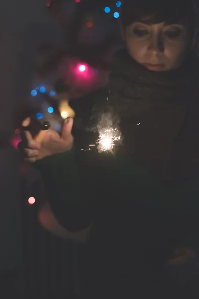 Mulher celebrando segurando um sparkler — Fotografia de Stock