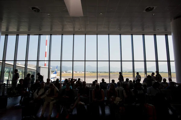 Terminaldeki insanlar biniş için bekliyor — Stok fotoğraf