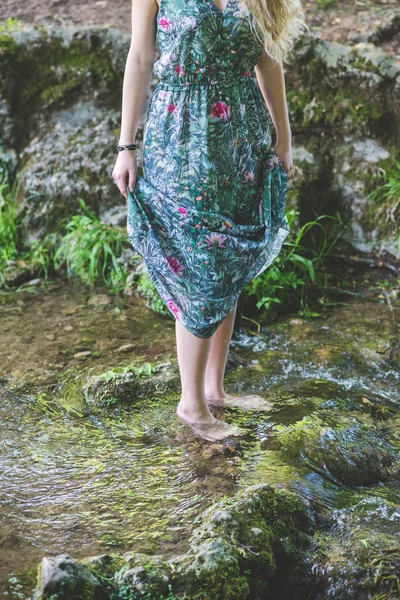 Donna a piedi nudi nel fiume — Foto Stock