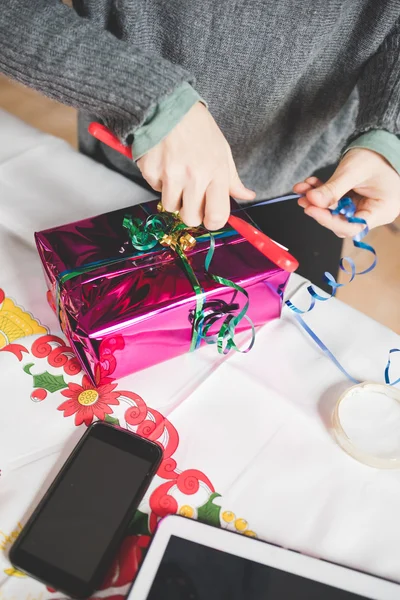 Donna che avvolge un regalo di Natale — Foto Stock