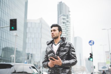 iş adamı sokakta tablet kullanma 