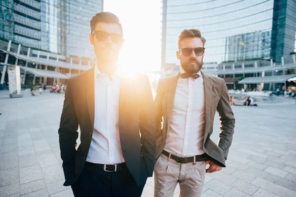 Businessmen walking in the city — Stock Photo, Image